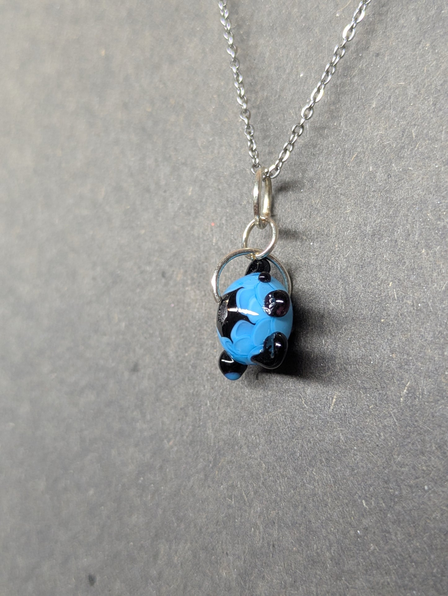 Black & blue turtle · Pendentif