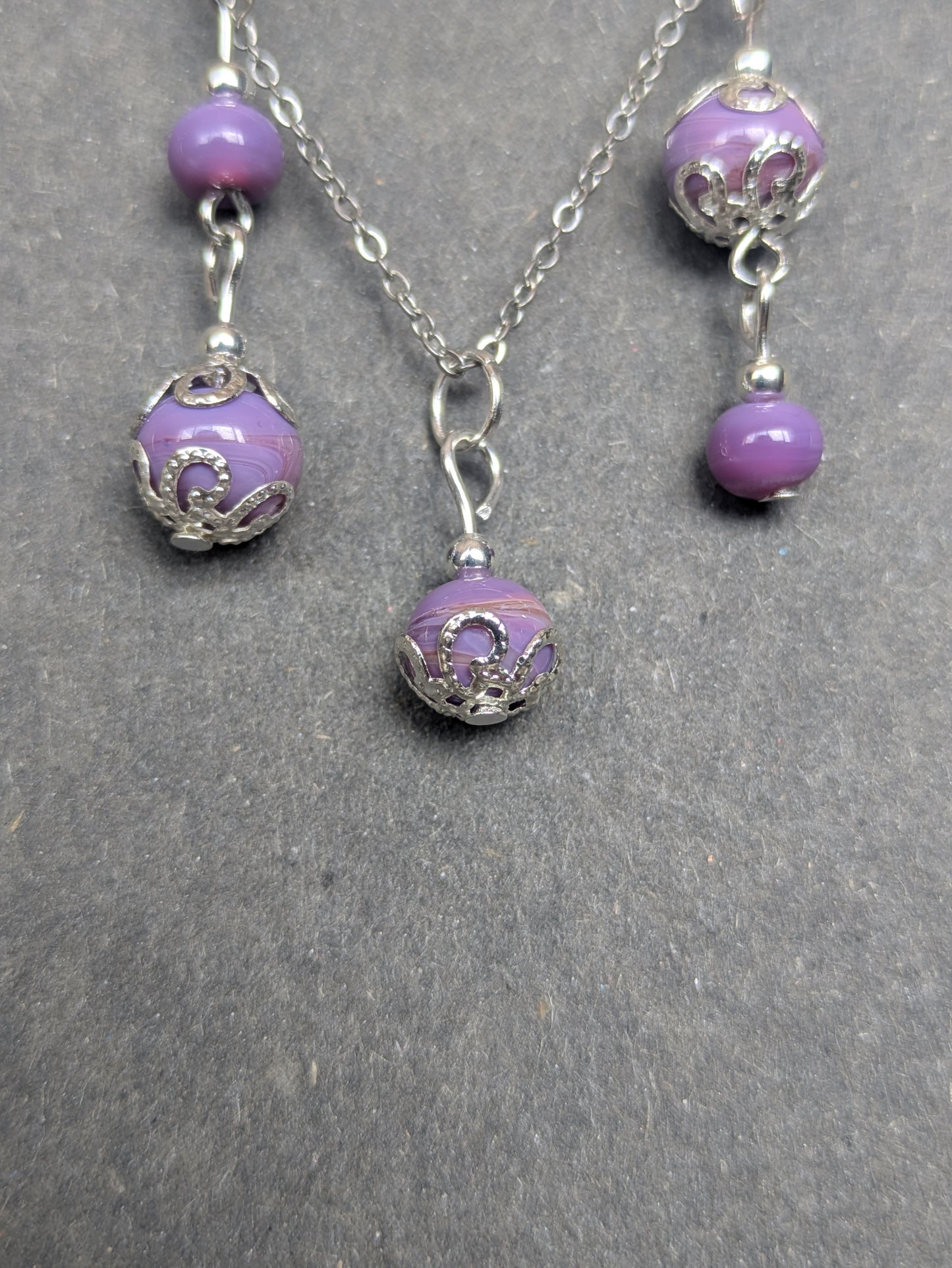Cascade violette · Parure · Boucles d'oreilles asymétriques + pendentif