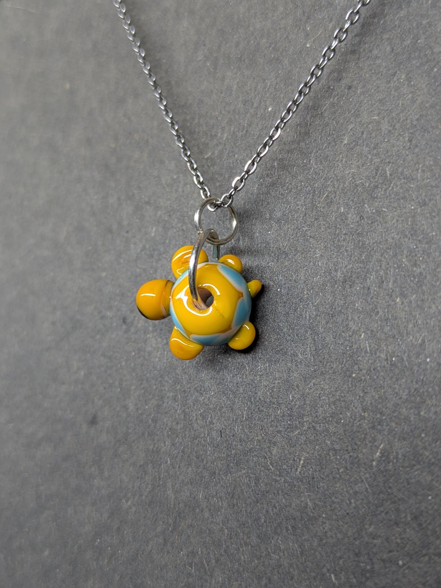 Yellow turtle · Pendentif