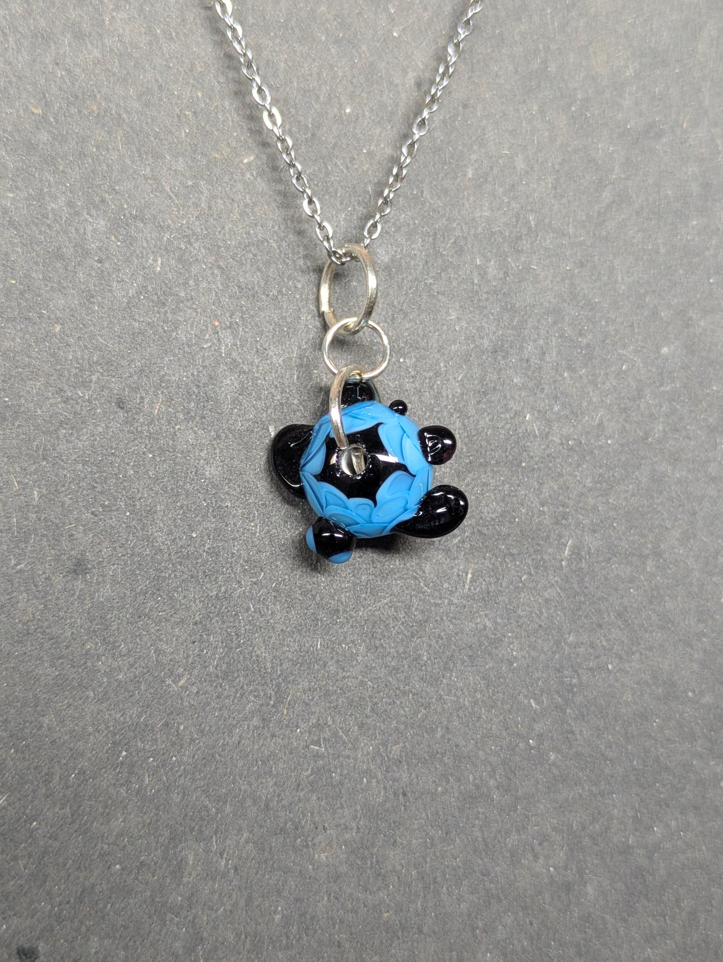 Black & blue turtle · Pendentif