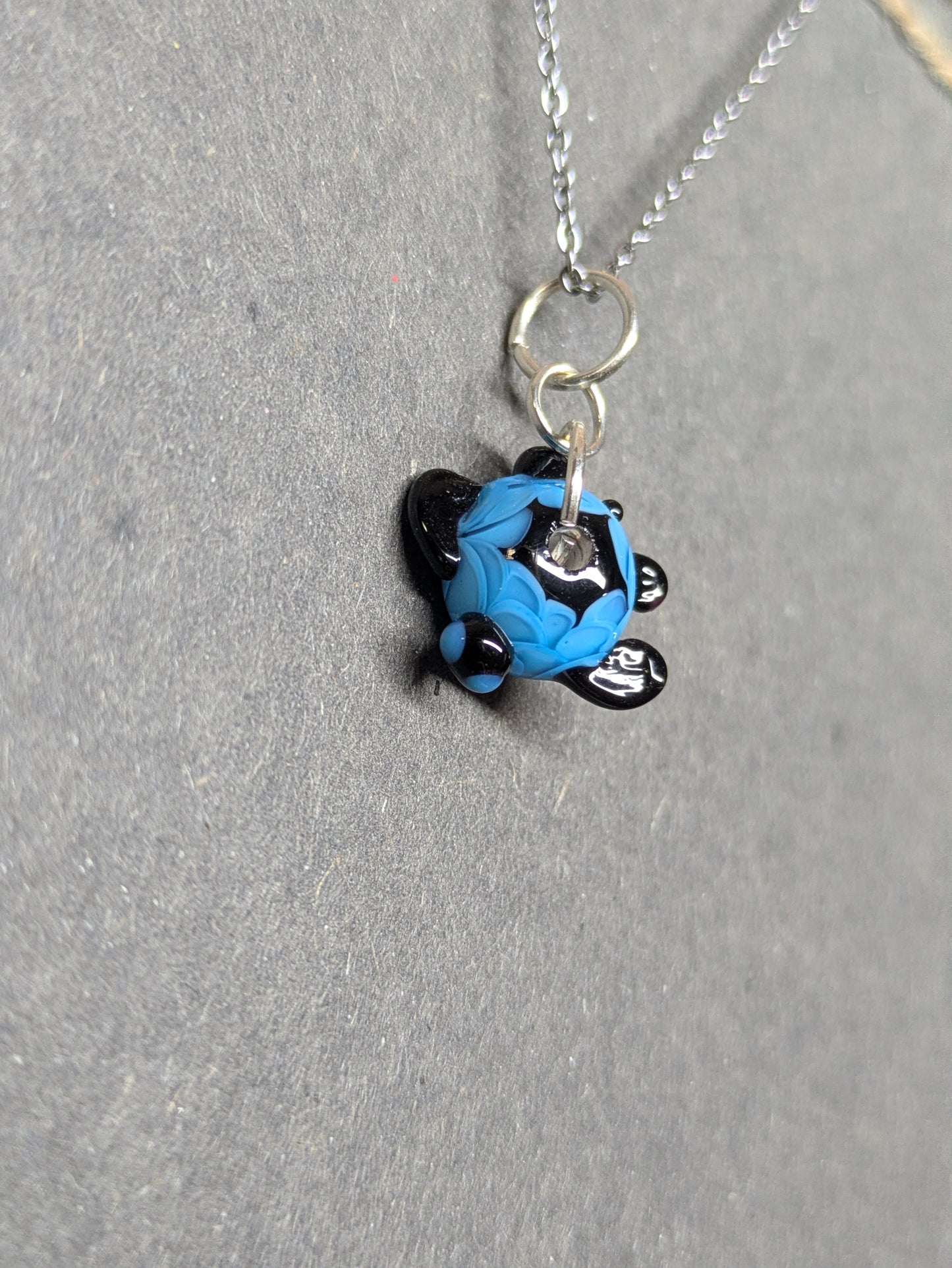 Black & blue turtle · Pendentif