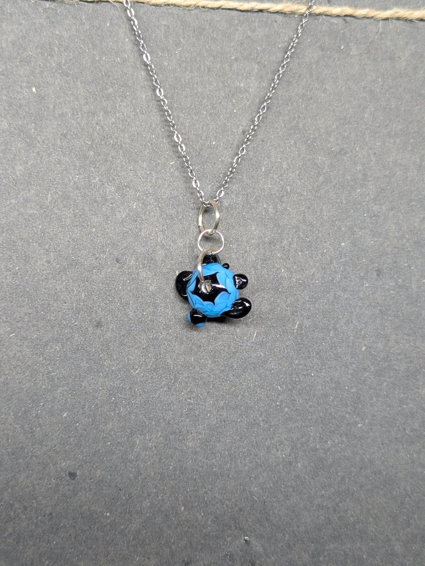 Black & blue turtle · Pendentif