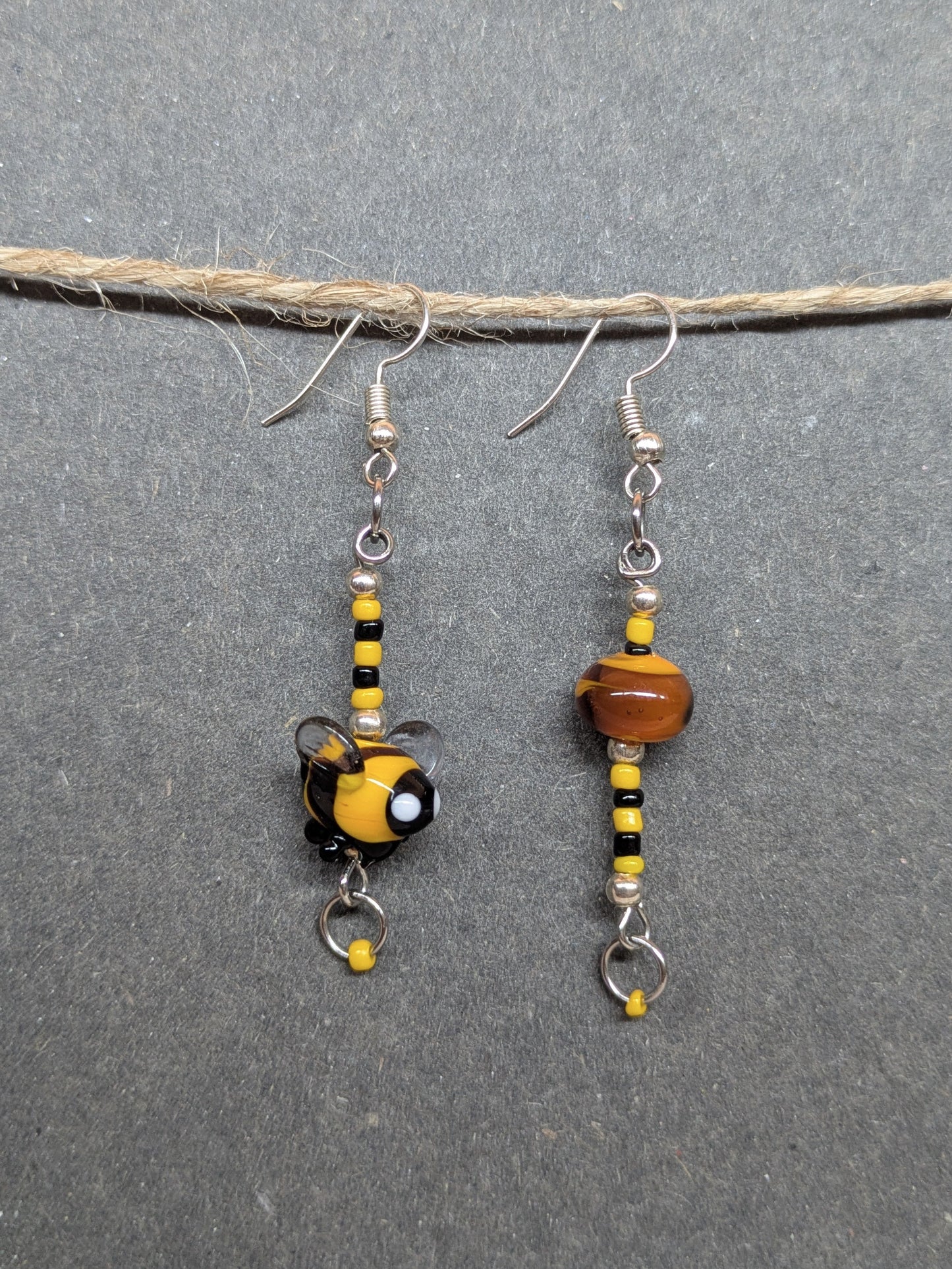 Honey Bee · Boucles d'oreilles asymétriques