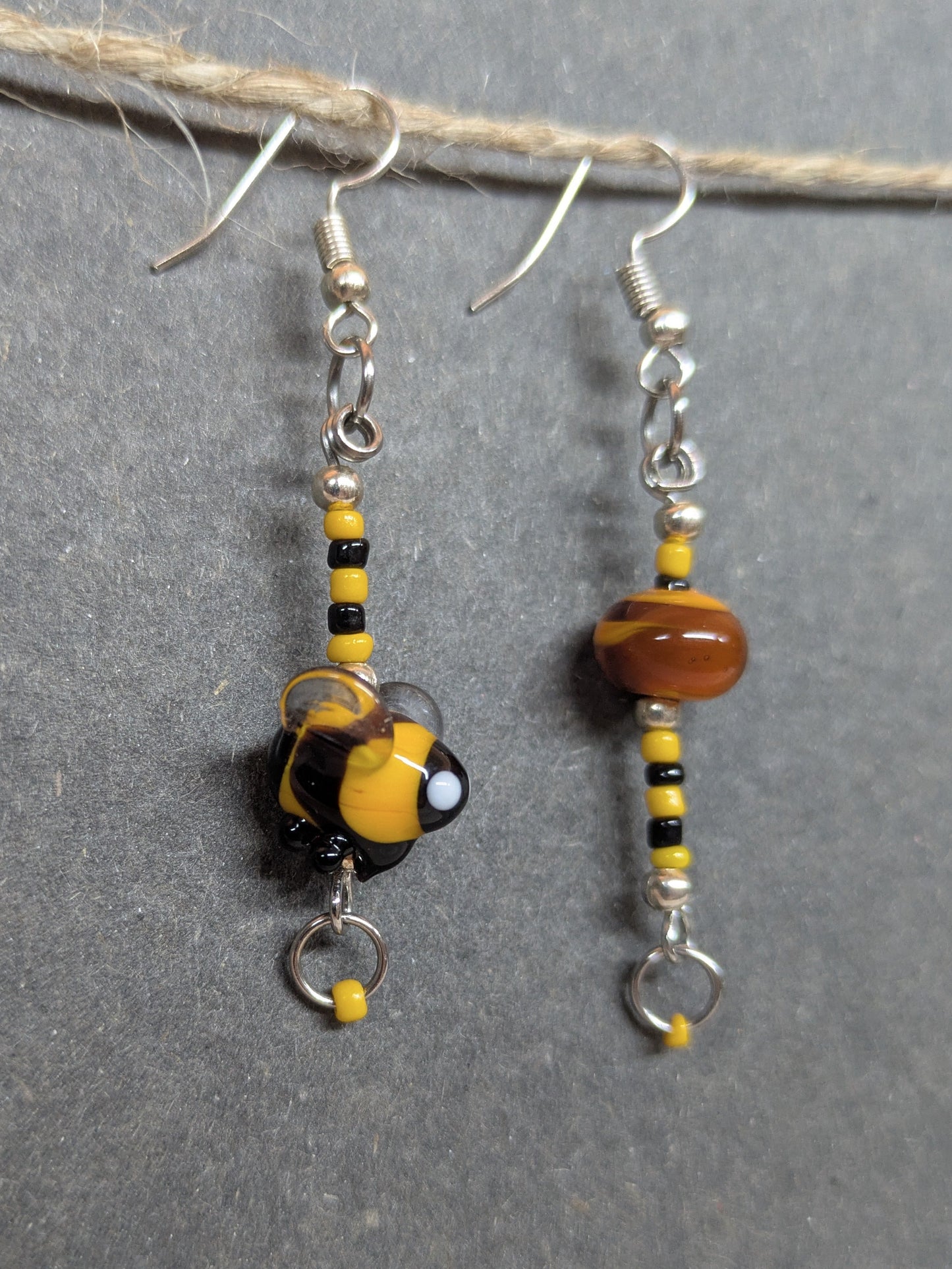 Honey Bee · Boucles d'oreilles asymétriques