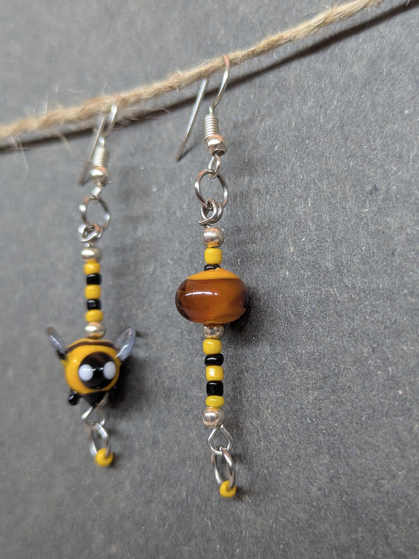 Honey Bee · Boucles d'oreilles asymétriques