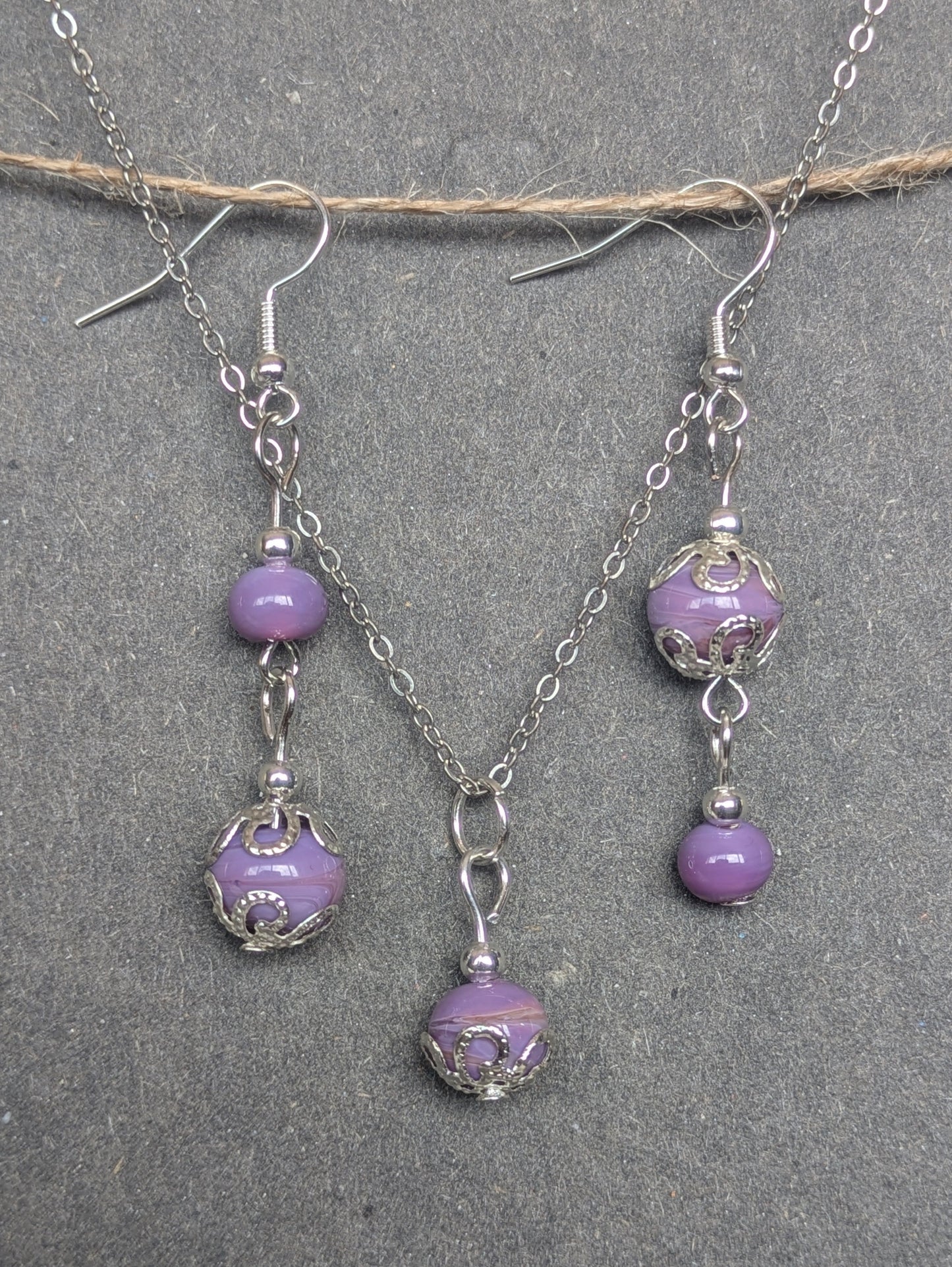Cascade violette · Parure · Boucles d'oreilles asymétriques + pendentif