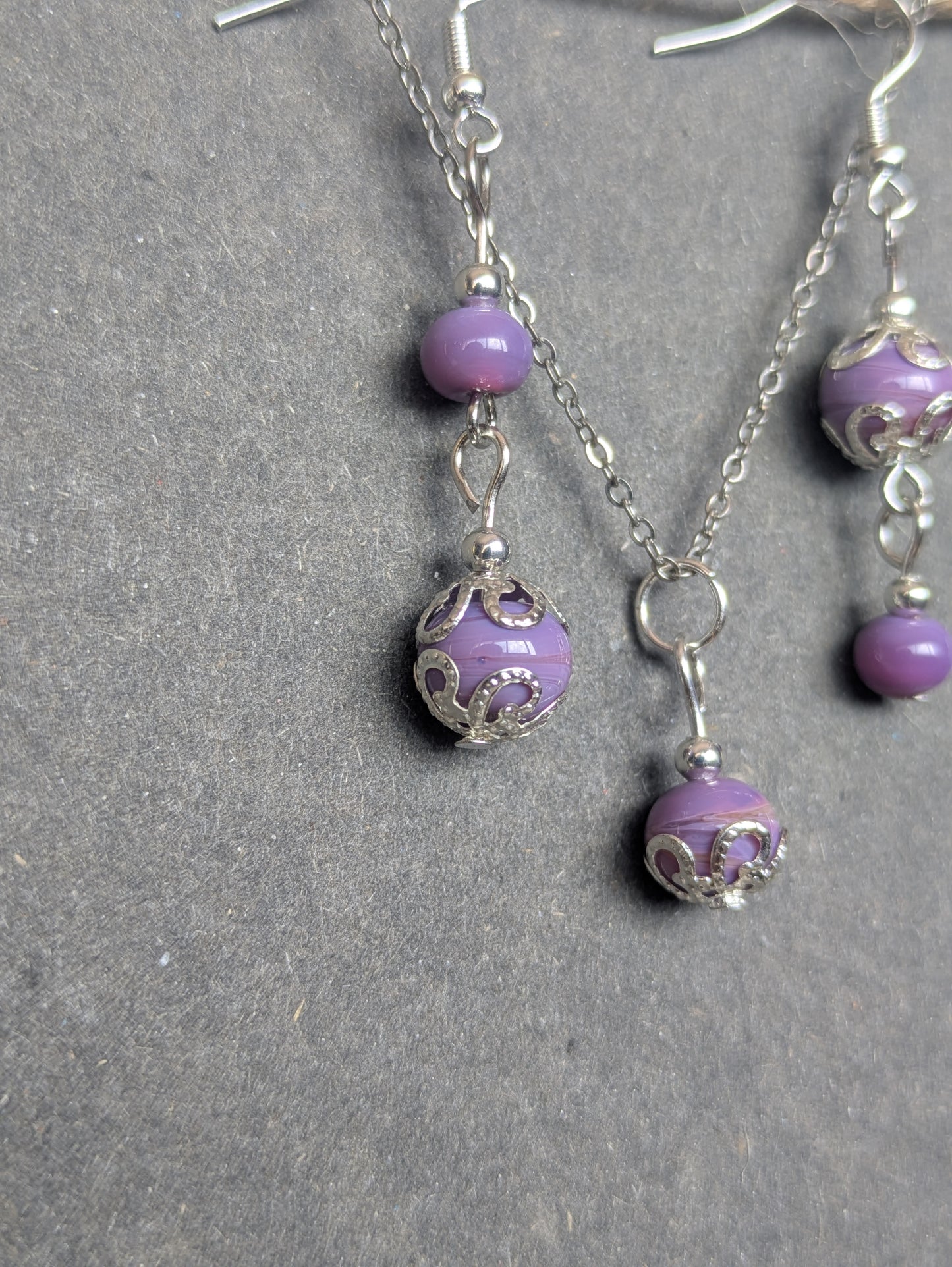 Cascade violette · Parure · Boucles d'oreilles asymétriques + pendentif