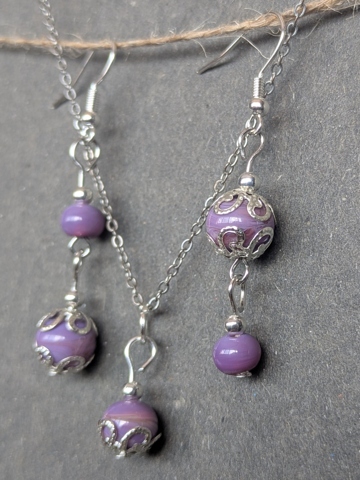 Cascade violette · Parure · Boucles d'oreilles asymétriques + pendentif